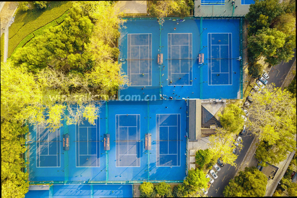 深色背景中的手机模型，屏幕显示V6.2版本界面